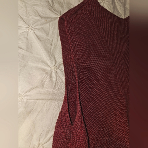 Sleeveless Knit Crew Neck Sweater - Picture 2 of 5
